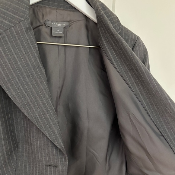 Ann Taylor 99% Wool Blazer, Lined Suit Jacket in Gray Pinstripe Size 4 Petite - Picture 5 of 10